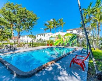 Renovated Apts with Kitchen, Fast WiFi, Smart TV, Roku & Pool Onsite 4 mi to Surfside Beach - North Miami - Pool