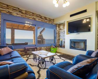 Maritinas Stone House & Apartment On The Beach - Katakolo - Living room