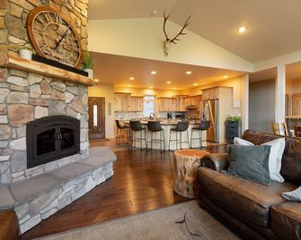 Mountain Retreat with sweeping Pikes Peak views. - Woodland Park - Obývací pokoj