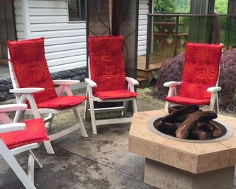 A true lakefront retro cottage with a mountain view. Pet and kid friendly! - Mission - Terasa