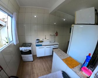 Simple and cozy apartment in the heart of Ubatuba. - Ubatuba - Küche