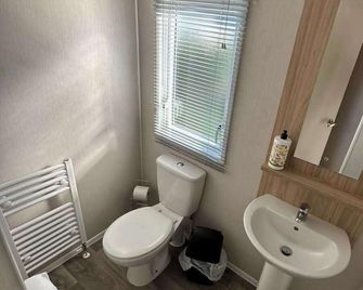 Trecco Bay - Sleeps 6 - Pet Friendly - Parking - Porthcawl - Badkamer