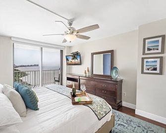 Relaxing beachfront condo with pool and ocean views - Marco Island - Habitación