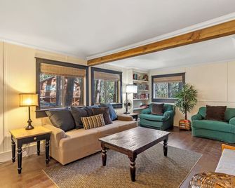 The Little Cabin - Tranquil Forest Getaway, Close to Ski Resort & Hiking Trails! - Wofford Heights - Huiskamer