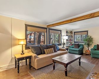 The Little Cabin - Cozy and Minutes to Ski Resort - Wofford Heights - Living room