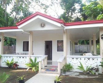 Elliana's Place Private vacation home - Mambajao - Building