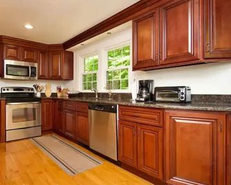 Wooded Berkshire Cottage - Minutes from Lenox Village - A Year-Round Retreat! - Lenox - Kitchen