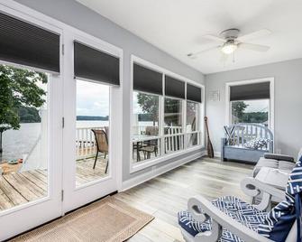 Lakefront, two bedroom, full bath. Relax, swim, kayak & fish on Lake Lookout. - Claremont - Living room