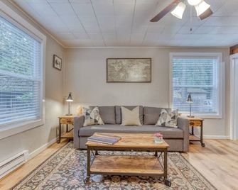 Modern Conveniences, Rustic Charm - Mt Air Unit 12 - Mount Hood Village - Living room
