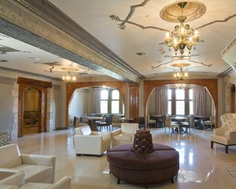 The Tudor Arms Cleveland - a DoubleTree by Hilton - Cleveland - Lobby