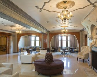 The Tudor Arms Cleveland - a DoubleTree by Hilton - קליבלנד - לובי