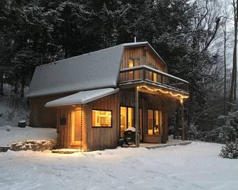 Winter Wonderland~wine Tour~spring Getaway-Discounted Rates - Maple City - Building