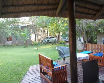 Chobe Sunset Chalets - Kasane - Binnenhof