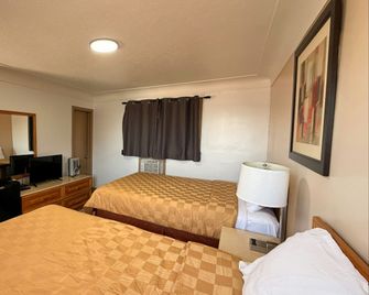 Queen's Motel Blenheim Near Lake Erie ON - Blenheim - Bedroom