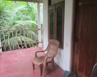 Dhanushka Guest House - Midigama East - Balcón