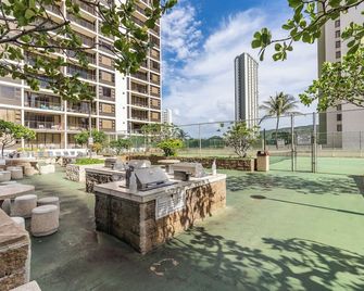 Waikiki Banyan with Ocean Views - Free Parking - Block from Beach - Honolulu - Innenhof