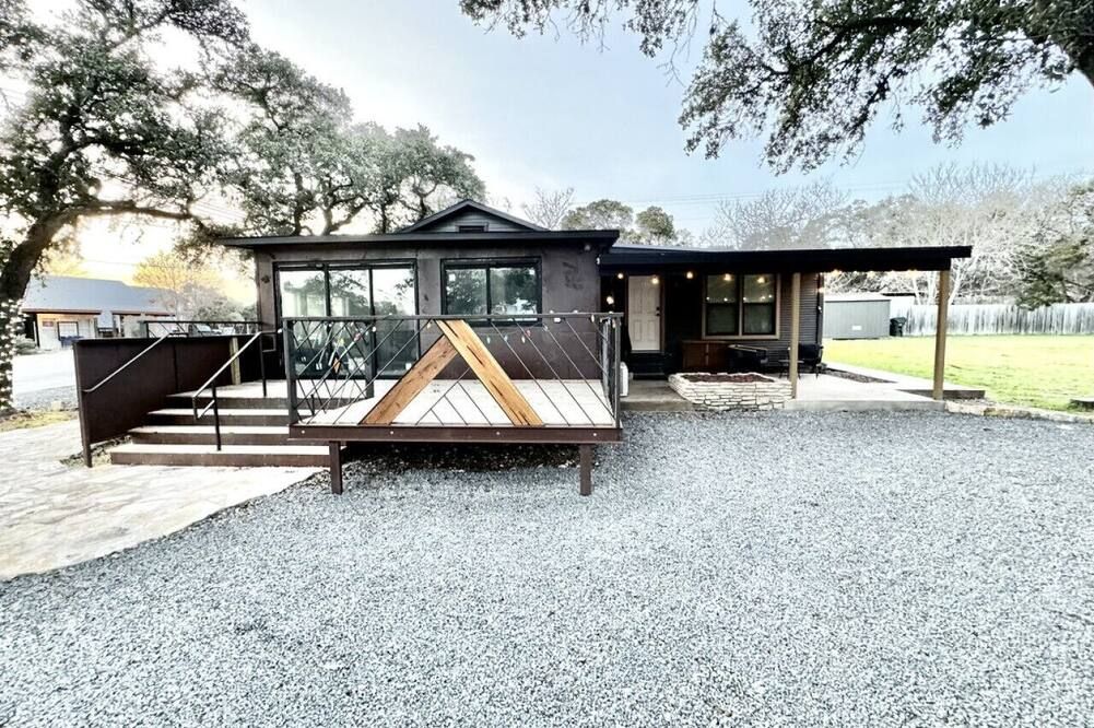 Downtown Studio 2 at Beer Ranch Project Inn - Wimberley