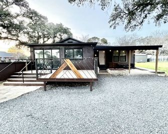 Downtown Studio 2 at Beer Ranch Project Inn - Wimberley