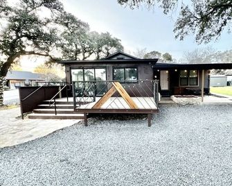Downtown Studio 2 at Beer Ranch Project Inn - Wimberley