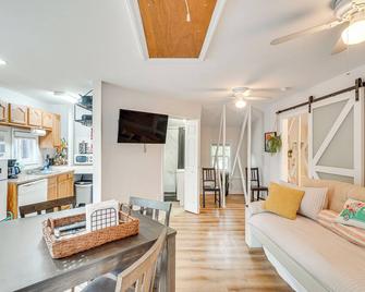 Epic Brunswick Apartment with Deck! - Brunswick - Living room