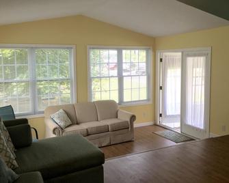 Family Fun Cozy Cottage - Fremont - Wohnzimmer