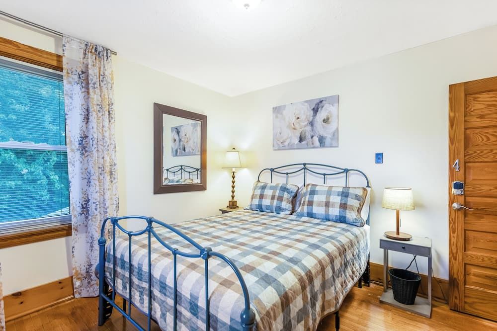 Charming & Spacious 5BR Home w/ SwimSpa in Little Current on Manitoulin Island - Little Current - Camera da letto