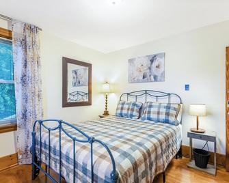 Charming & Spacious 5BR Home w/ SwimSpa in Little Current on Manitoulin Island - Little Current - Kamar Tidur