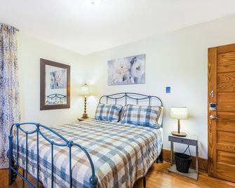 Charming & Spacious 5BR Home w/ SwimSpa in Little Current on Manitoulin Island - Little Current - Camera da letto