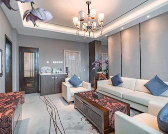 Rezen Select Huajing Hotel Shanghai North Bund - Shanghai - Living room
