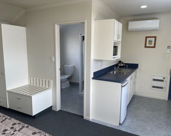Bassingers Motor Lodge - Palmerston North - Kitchen