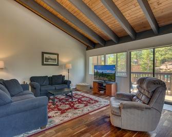 4 Bedroom Forest Condo in Lake Village, Close to town, Club house, Wifi - Zephyr Cove - Living room