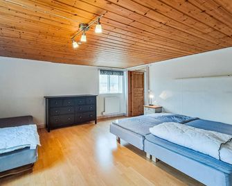 Cozy Home in Oedeshoeg With Kitchen - Ödeshög - Bedroom