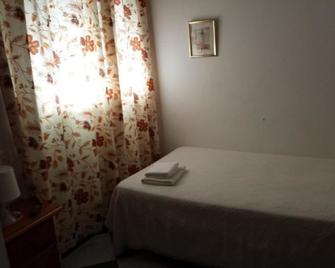 Hostal Restaurante La Giralda - Rota - Schlafzimmer