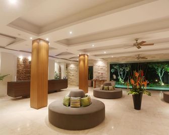 Grand Whiz Hotel Nusa Dua - South Kuta - לובי