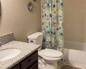 Serene 2bed 1bath condo with parking - Fresno - Bathroom