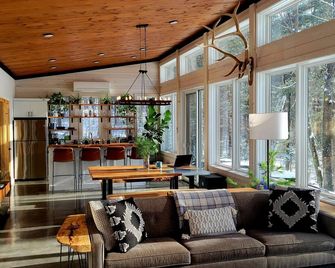 The Hayward Haus...Modern Cabin with a Classic Northwoods Experience - Hayward - Sala de estar