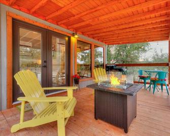 Tiny Farmhouse Getaway - Hondo