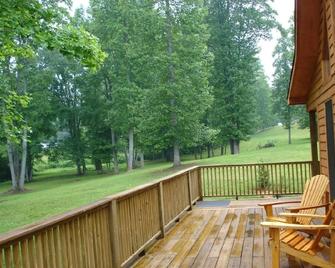 Romantic Mountain Chalet with Stream & Gazebo - Murphy - Balkon