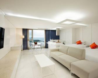 Shin Shin Hotel Jeju Ocean - Seogwipo - Living room
