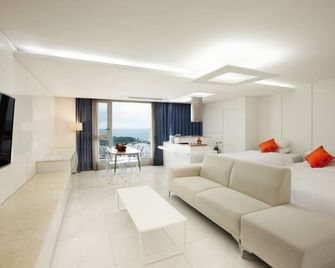 شينشين هوتل جيجو أوشن - سيوغويبو - غرفة معيشة