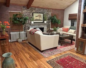 Sun Filled Lake House Living - Avon - Wohnzimmer