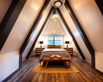 A-frame Retreat On Private Pond - Oneonta - Habitación