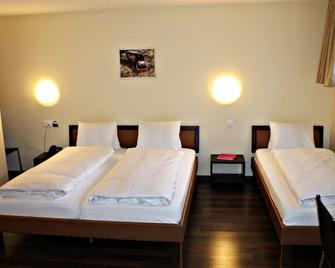 Hotel Goldener Schlüssel - Altdorf - Bedroom