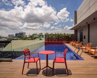 B Hotel Quezon City - Quezon City - Uima-allas