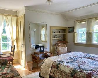 Artful Lodging & Retreats Civil War Infirmary 2nd Fl'r 3 Bdrm Apt Montpelier VT - Montpelier - Schlafzimmer
