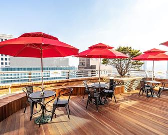 Ramada Hotel & Suites by Wyndham Seoul Namdaemun - Seoul - Balkon