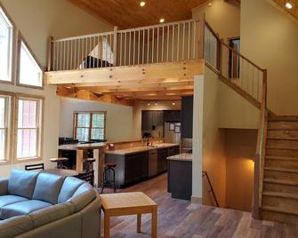 Sleeps 34! Brand New Construction 2020! Pool, Hot tub, Sand Volleyball Court!!!! - Hamilton - Living room