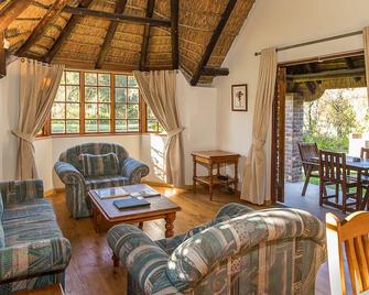 Coral Tree Cottages - Plettenberg Bay - Oturma odası