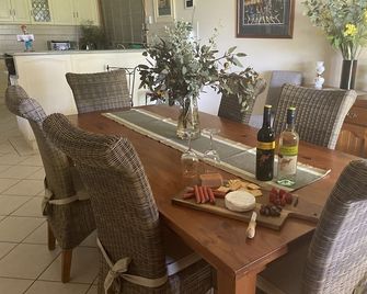 Private mooring with access to the main river, just 75 metres away. - Renmark - Dining room