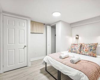 Comfy 2BR Apt near Beach and Downtown Free Parking - Oshawa - Bedroom